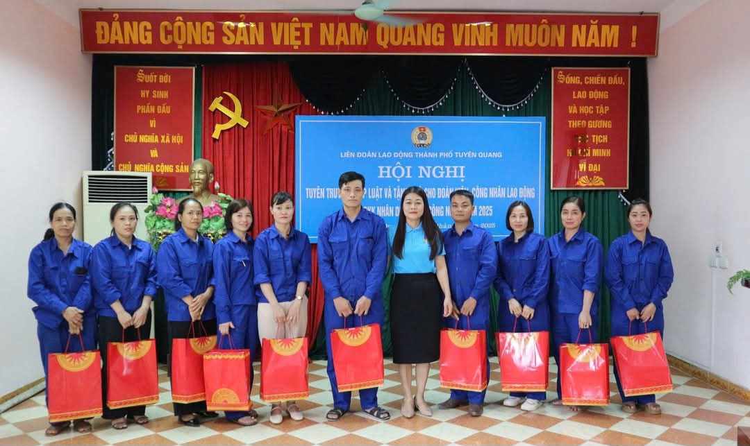 Propagating the law, giving gifts to workers in difficulty. Photo: Tuyen Quang City Trade Union