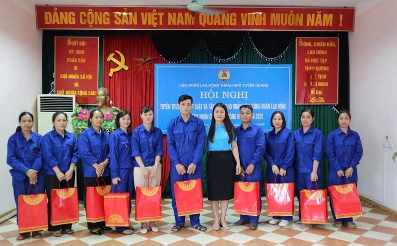 Propagating the law, giving gifts to workers in difficulty. Photo: Tuyen Quang City Trade Union