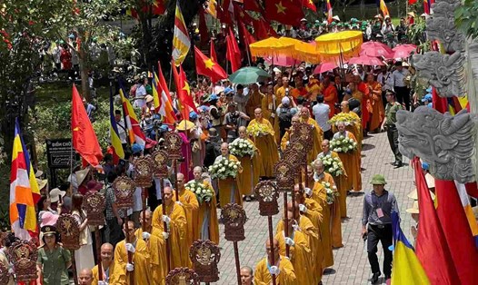 Xá lợi Đức Phật được cung rước về chùa Bái Đính sáng 21.5. Thời gian chiêm bái kéo dài đến 6h sáng 23.5. Ảnh: Nguyễn Trường