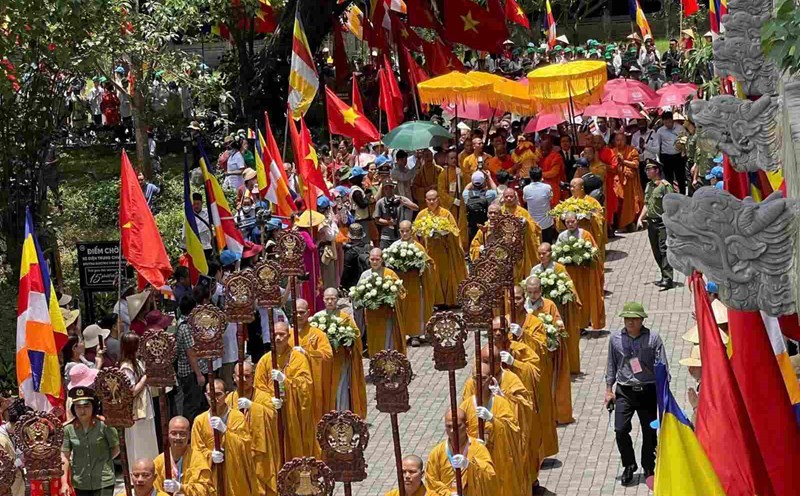 The Buddha's reward was being led to Bai Dinh Pagoda on the morning of May 21. The worship time lasts until 6:00 a.m. on May 23. Photo: Nguyen Truong