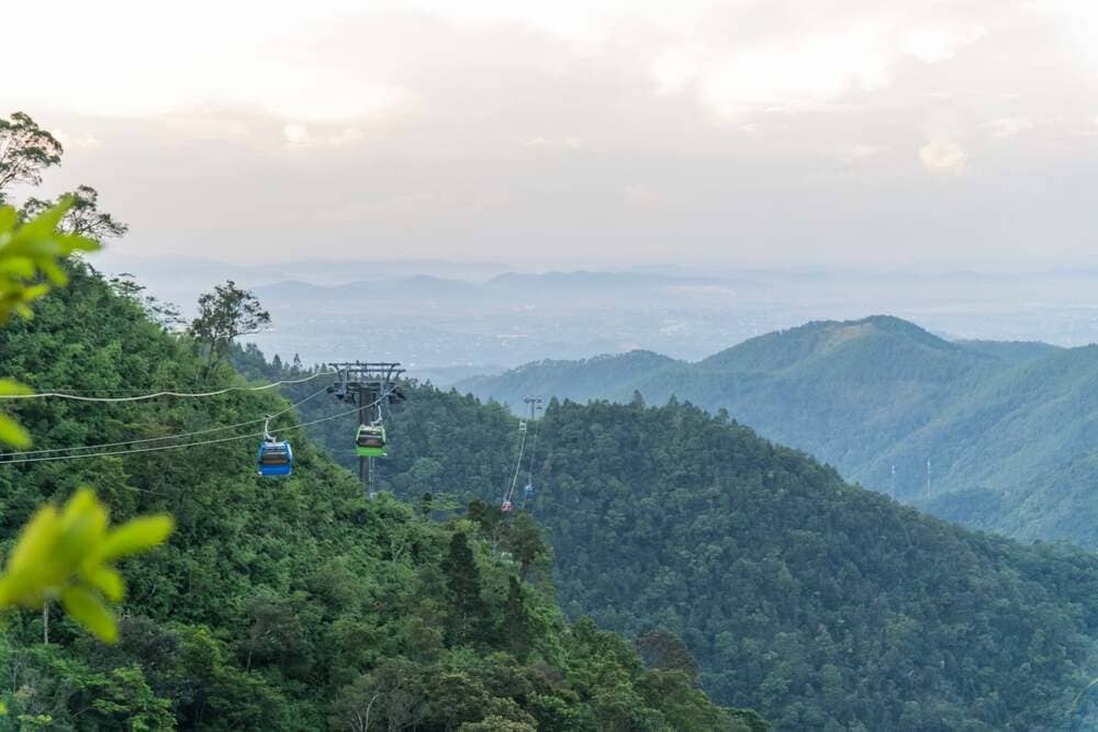 pilgrims to the Xa Loi Phat Dinh of King Tran Nhan Tong will be given free round-trip cable car tickets. Photo: Ngoa Van Yen Tu