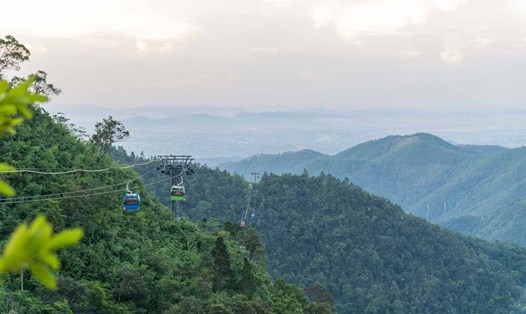 Du khách hành hương về Đảnh lễ Xá Lợi Phật Hoàng Trần Nhân Tông sẽ được tặng miễn phí vé cáp treo khứ hồi. Ảnh: Ngọa Vân Yên Tử