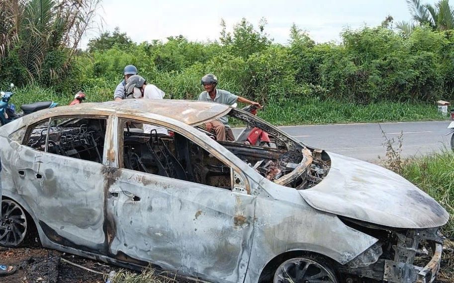 El incendio daño por completo el automovil, estimado por daños a la propiedad de aproximadamente 350 millones.  Foto: Suministro de personas