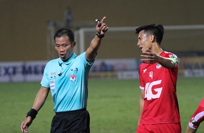 Referee Tran Dinh Thinh started the match between Hoang Anh Gia Lai and Da Nang. Photo: VPF