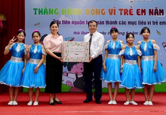 Vice Chairman of the Provincial People's Committee Nguyen Son Minh Hung presented gifts to children at the Provincial Orphanage Center. Photo: Hai Duong Provincial Portal