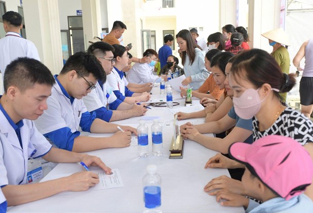 Hoat dong kham benh va tu van suc khoe mien phi cho thanh nien cong nhan. Anh: TCP Viet Nam & Red Bull