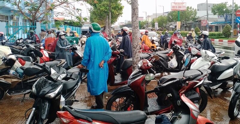 Phu huynh cho thi sinh tai mot diem thi tai thanh pho Bac Lieu chieu ngay 22.5. Anh: Nhat Ho