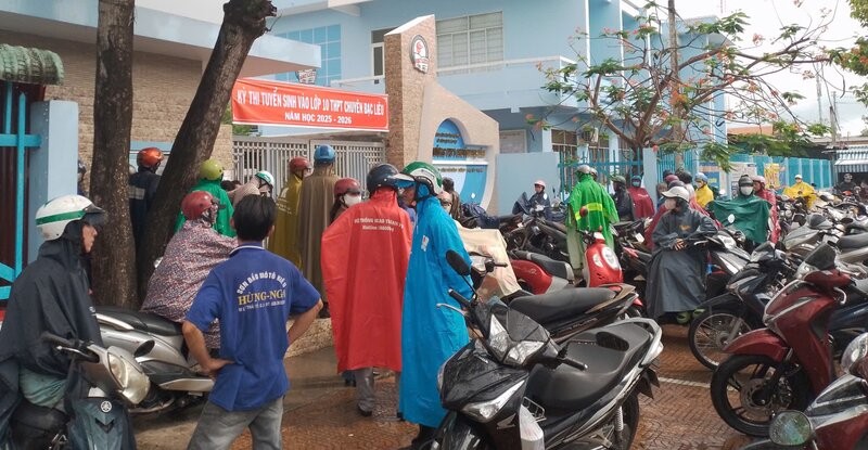 Los padres esperan a que los candidatos se vayan a casa en un sitio de prueba en Bac Lieus City. Foto: Nhat Ho