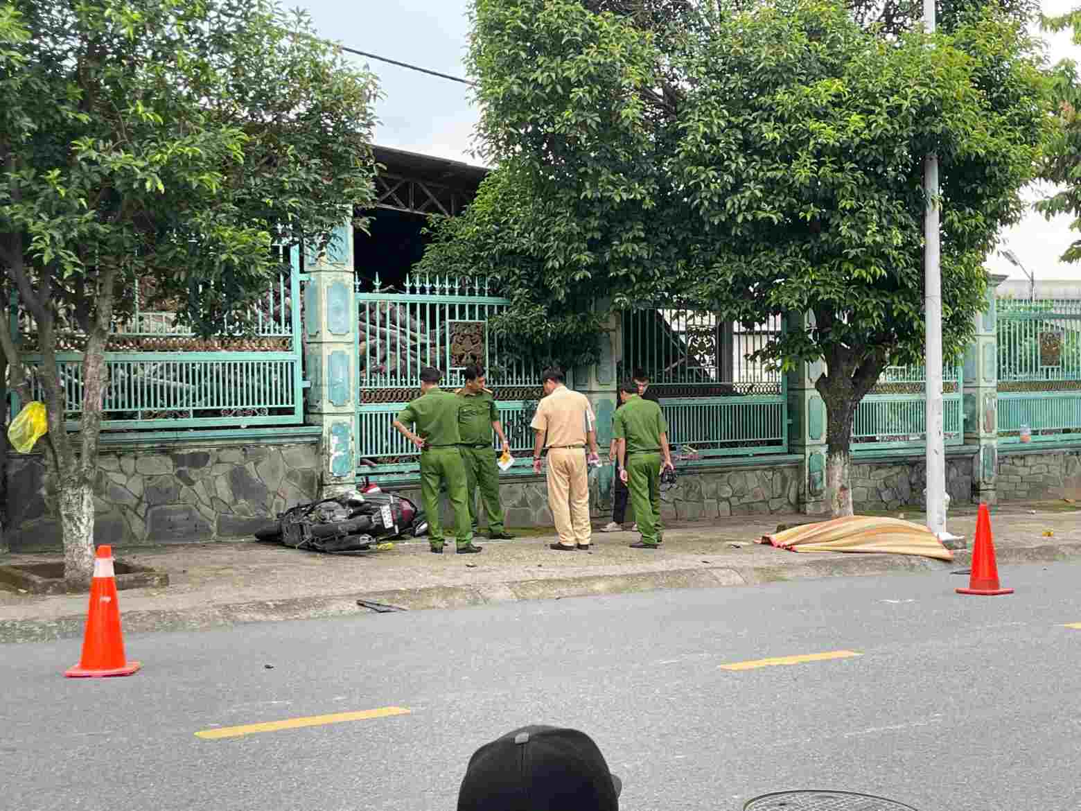 The scene of the young man's death by a light pole. Photo: Dinh Trong