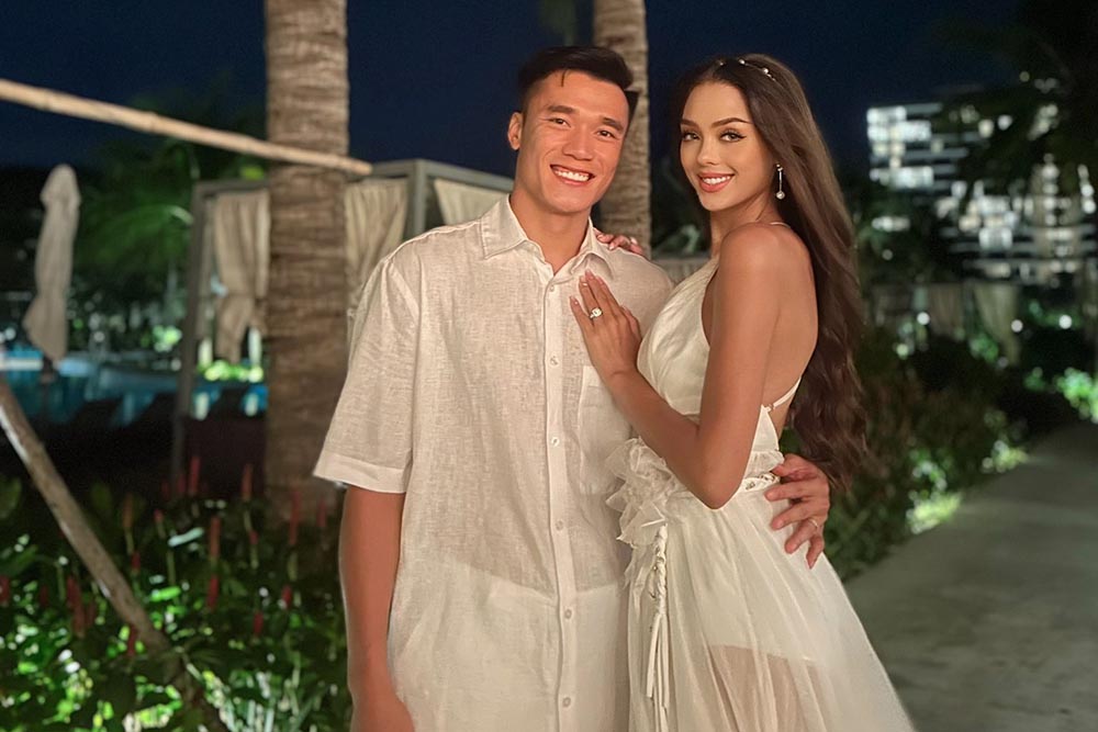 The affectionate moment of goalkeeper Bui Tien Dung and his wife on the occasion of their 3rd wedding anniversary. Photo: Character provided