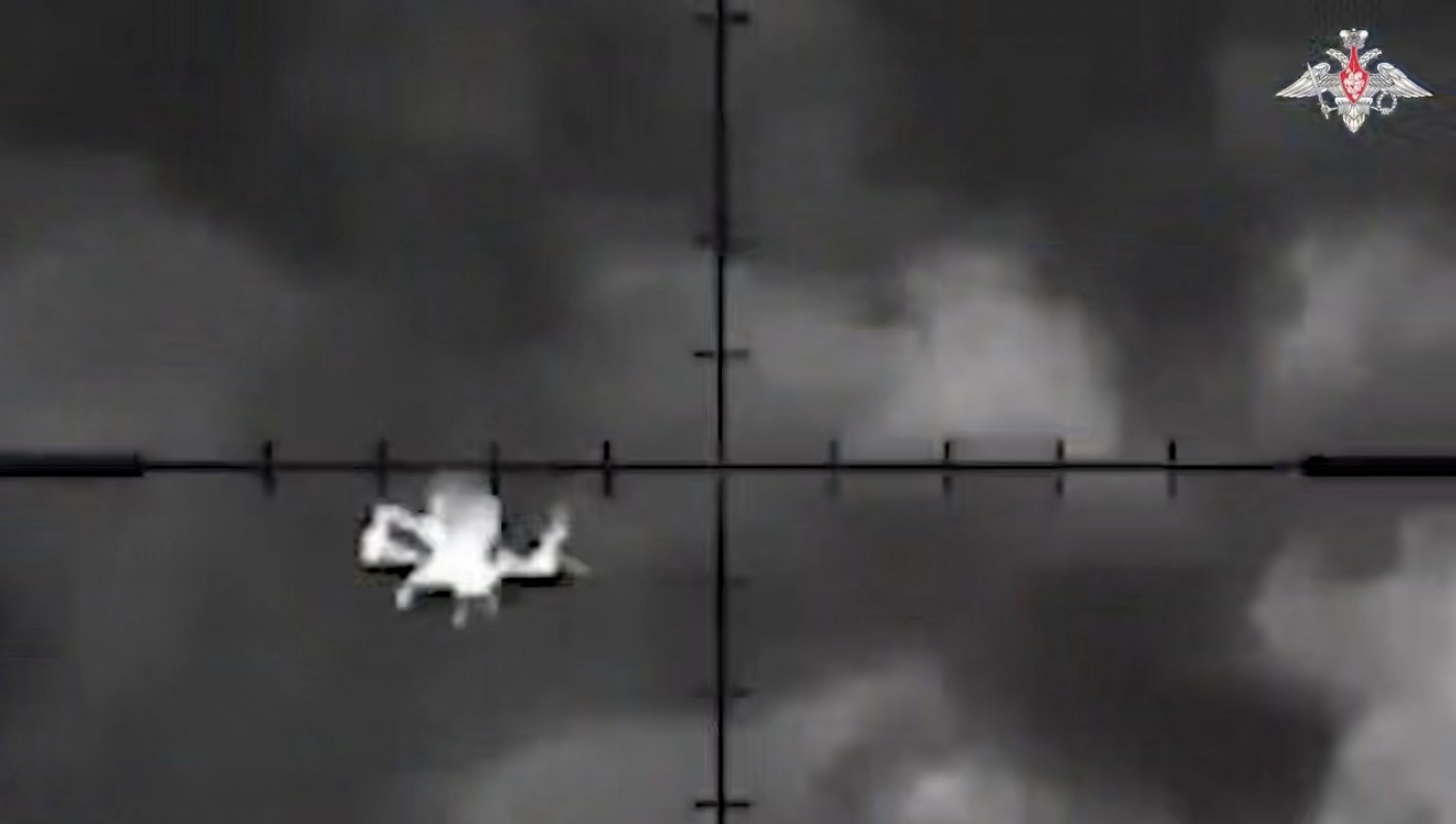 Uvaine UAV fue derribado por el artillero ruso. Foto: Corte del video del Ministerio de Defensa