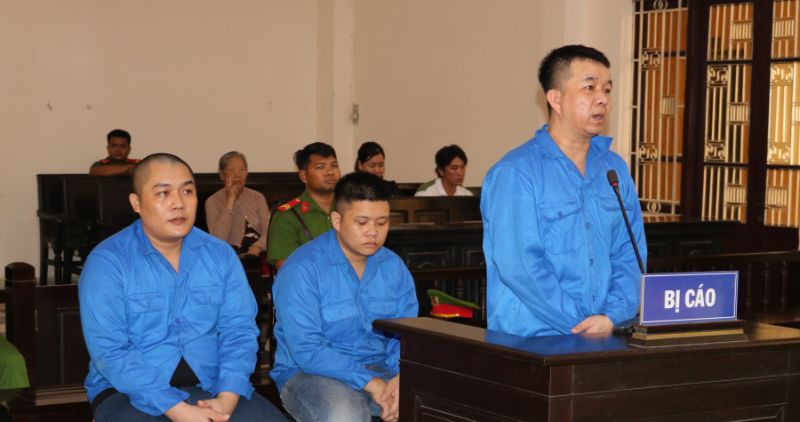 El Tribunal Popular de la Provincia de Tra Vinh sentencio 46 años y 6 meses de prision a 3 acusados ​​que intercambian ilegalmente narcoticos. Foto: Policia proporcionada