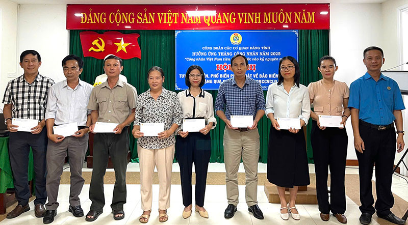Ông Võ Văn Tân - Chủ tịch Công đoàn các cơ quan Đảng tỉnh Quảng Ngãi trao quà cho đoàn viên. Ảnh: Quang Khánh.