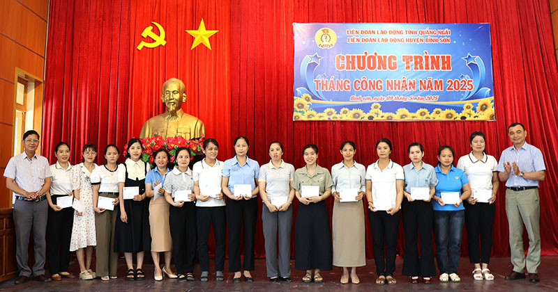 El Sr. Tran Dai Thang - Vicepresidente de la Union Laborista de la Provincia de Quang Ngai (en el lado derecho) presento obsequios a los miembros en el distrito de Binh Son. Foto: Quang Khanh.
