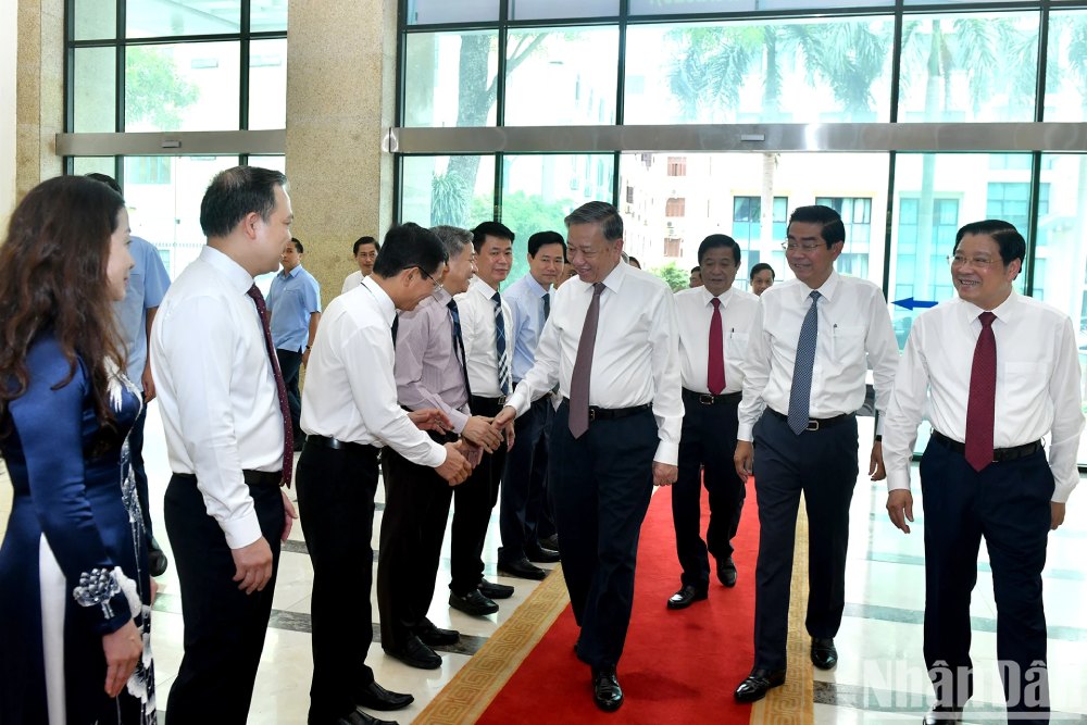 Tổng Bí thư Tô Lâm với lãnh đạo và cán bộ Ban Nội chính Trung ương. Ảnh: Đăng Khoa/Nhân Dân