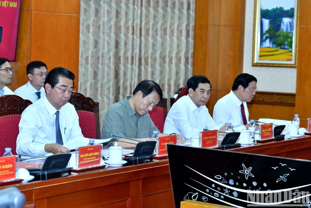 Các đồng chí lãnh đạo Đảng, Nhà nước và các đại biểu tham dự buổi làm việc. Ảnh: Đăng Khoa/Nhân Dân