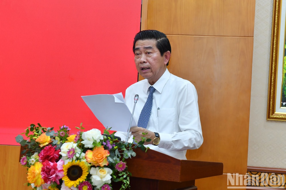 Ông Võ Văn Dũng - Ủy viên Trung ương Đảng, Phó Trưởng ban Thường trực Ban Nội chính Trung ương - trình bày báo cáo tại buổi làm việc. Ảnh: Đăng Khoa/Nhân Dân