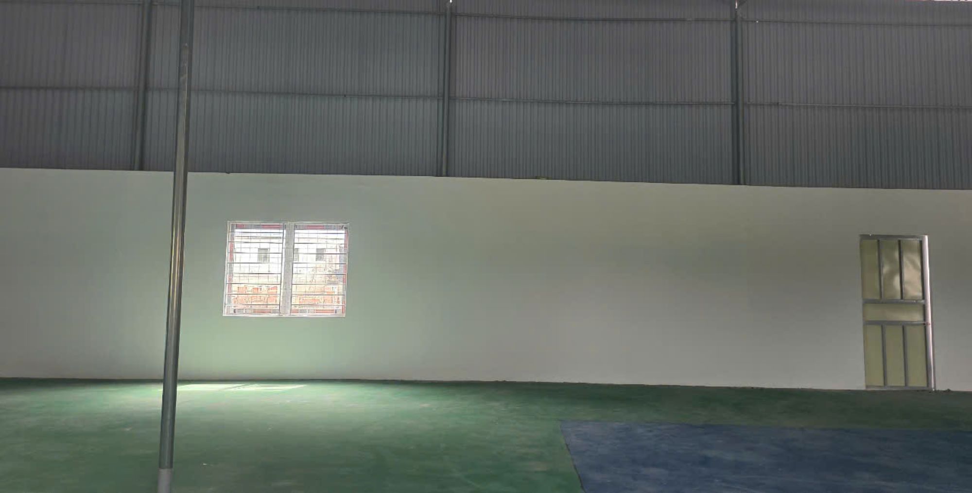 Phía bên trong công trình vi phạm, ông Tài đang tiến hành hoàn thiện nền sân pickleball. Ảnh: Trung Du 