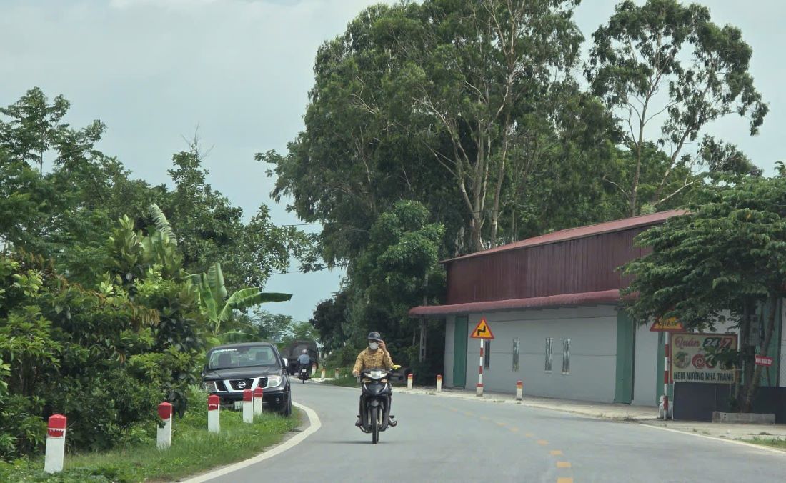 Công trình vi phạm gây lo ngại khi tiềm ẩn nguy cơ mất an toàn giao thông đường tỉnh DT.454. Ảnh: Trung Du