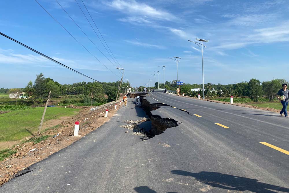La escena del hundimiento del puente Hoa Binh en Tay Ninh. Foto: Thanh Vu