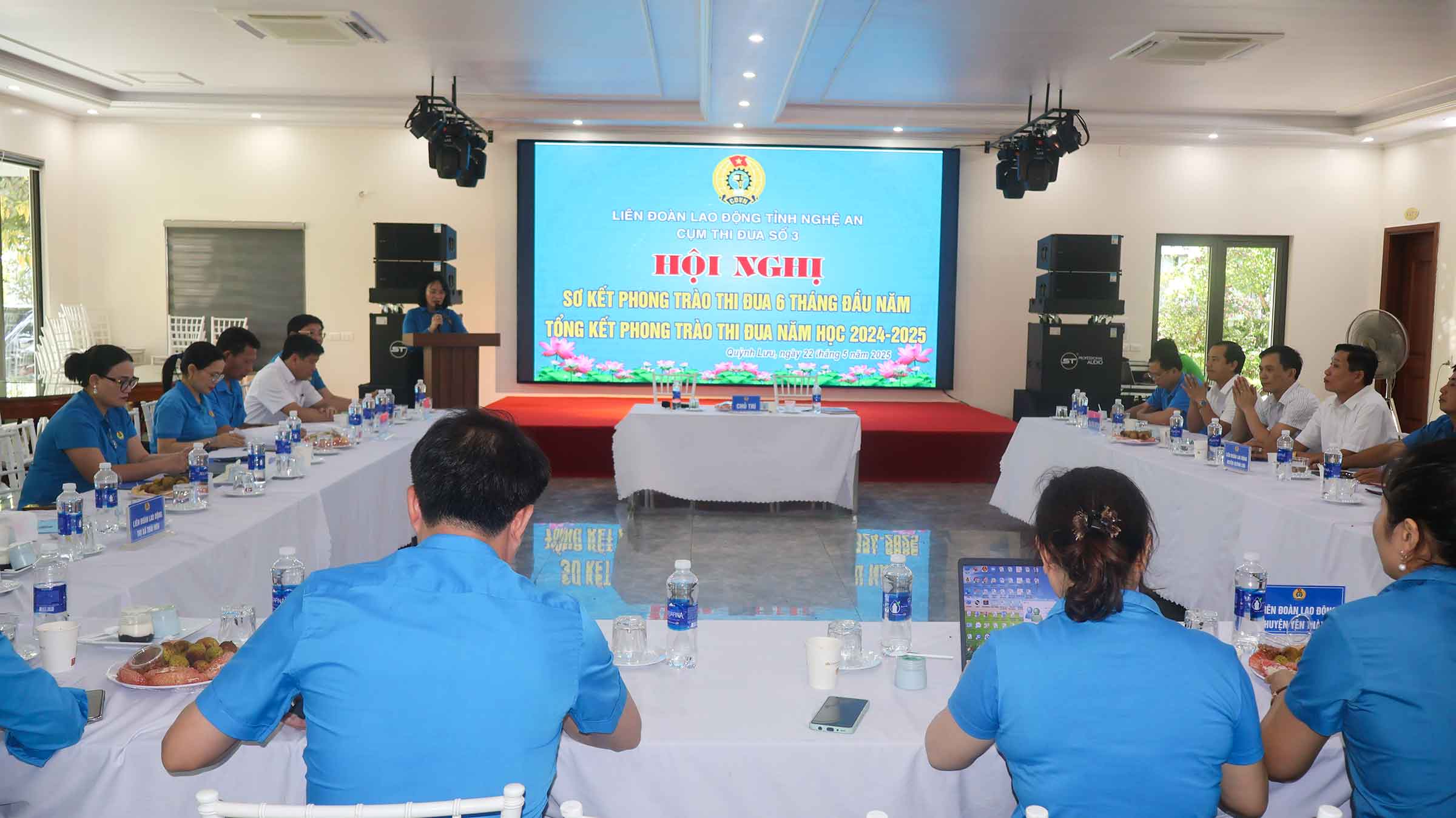 Ông Nguyễn Hữu Bộ - Chủ tịch LĐLĐ huyện Quỳnh Lưu, Cụm trưởng cụm thi đua số 3 phát biểu tại hội nghị. Ảnh: Quang Đại