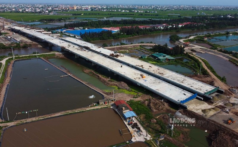 Me River overpass on the new Nam Dinh - Lac Quan - coastal road. Photo: Luong Ha