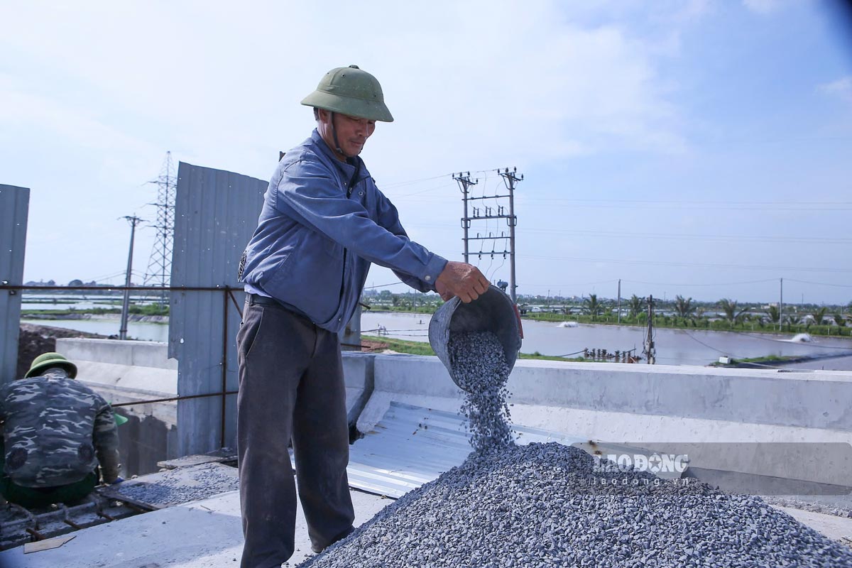 Công nhân thi công khu vực phía trên cầu sông Sò. Ảnh: Lương Hà