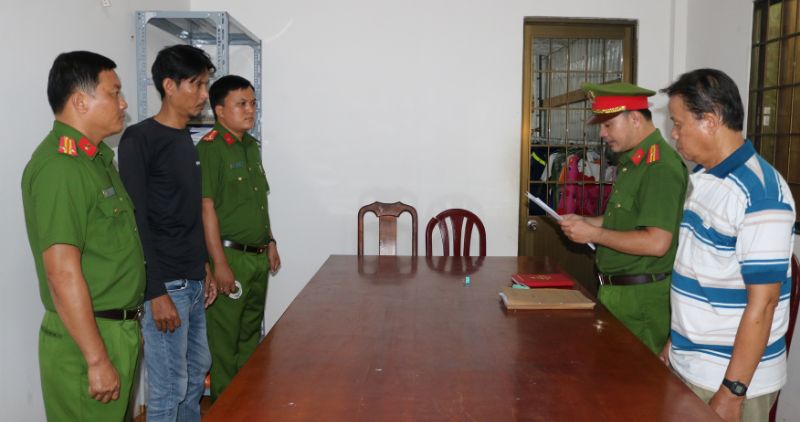 The police temporarily detained Le Van Ven for appropriating property of shrimp traders. Photo: Provided by the police