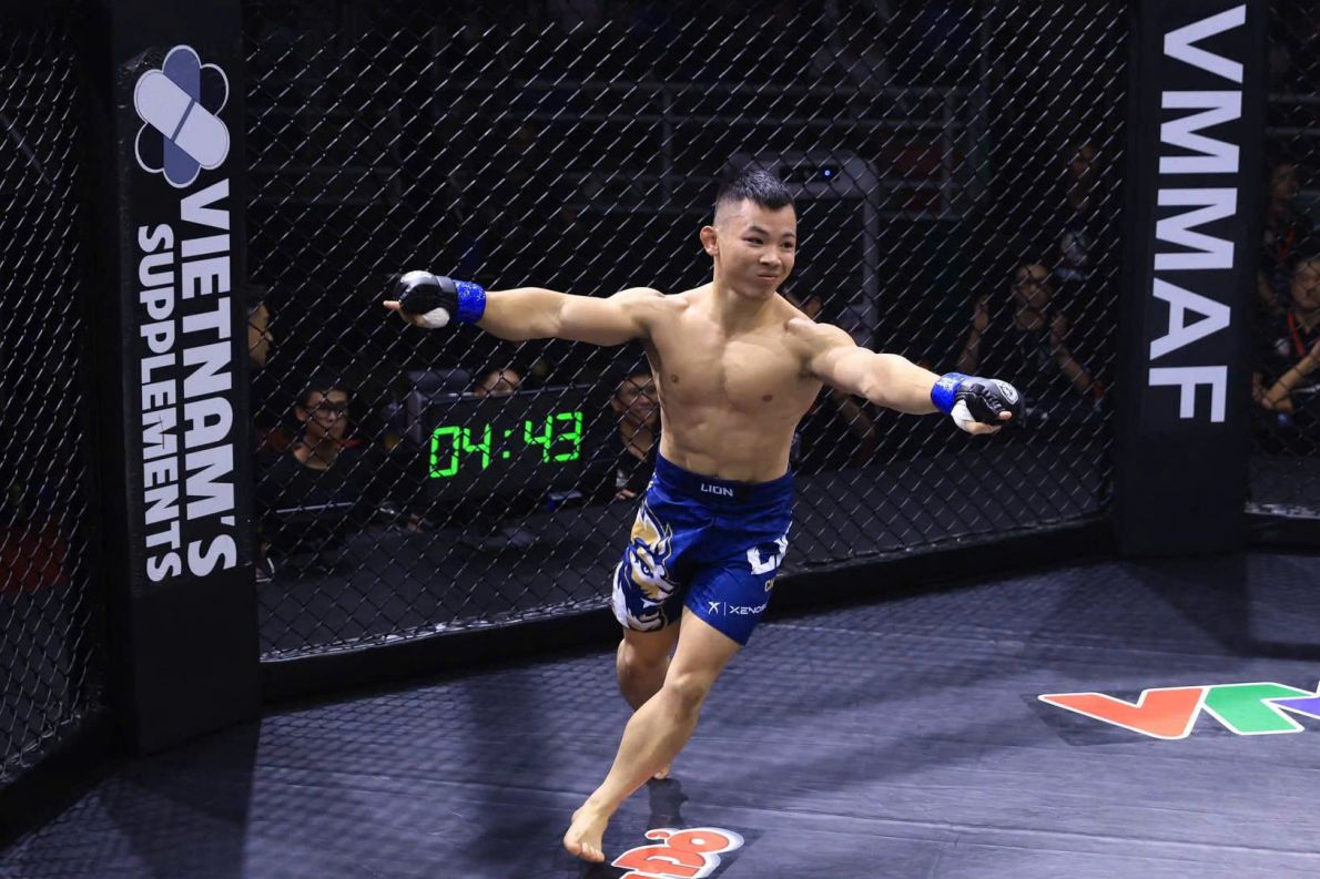 Boxer Dao Hong Son tried his hand at the 2024 MMA tournament and won in 17 seconds of competition. Photo: MMA