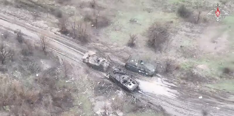 El vehiculo blindado ucraniano fue destruido por el UAV ruso durante la marcha. Foto: Corte del video del Ministerio de Defensa