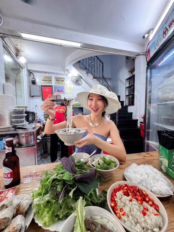 Nu vlogger Fiona Wang thuong thuc am thuc Viet Nam. Anh: Nhan vat cung cap