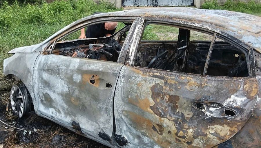 El auto fue quemado con solo marco de hierro