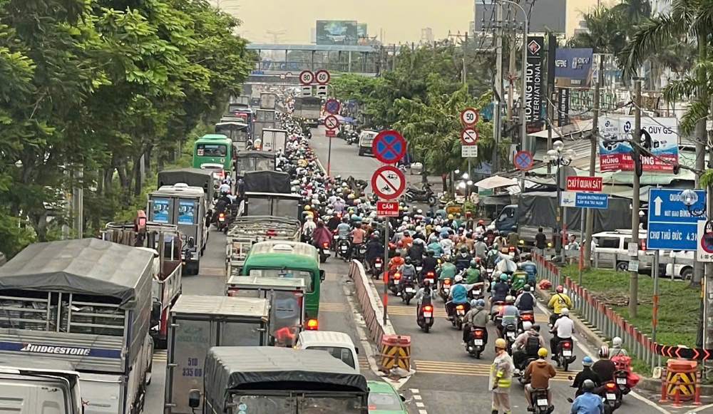Giao thong un u sau tai nan. Ảnh: Ha An