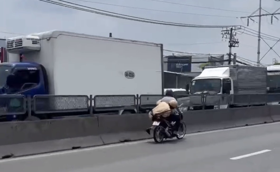 Verifique el clip de la policia de trafico en las motocicletas repartidas en las redes sociales en la ciudad de Ho Chi Minh. Foto: Dong Hoang