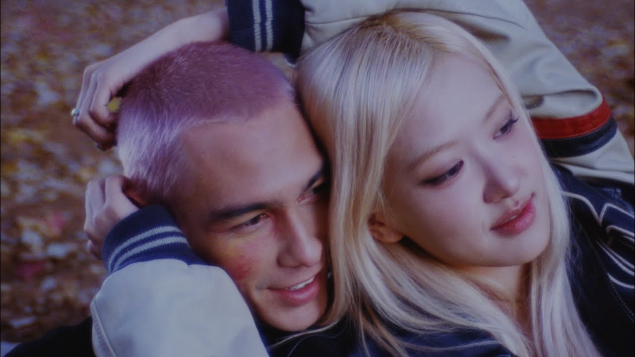 Blackpink's Rose and Evan Mock have many affectionate scenes in the MV "Toxic Till the End". Photo: MV Toxic Till the End.
