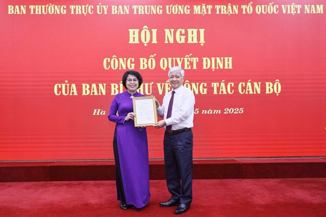 Trao quyết định nghỉ hưu trước tuổi đối với bà Tô Thị Bích Châu