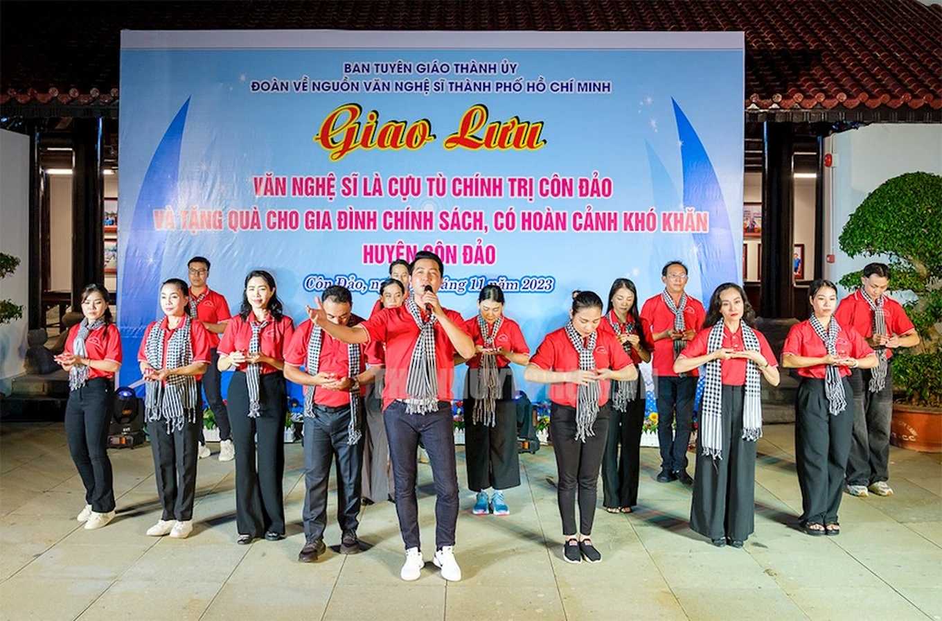 Los artistas y artistas de la ciudad de Ho Chi Minh participaron en el viaje de "Con Dao - La tierra sagrada de la Patria" en 2023, organizada por la Comision de Propaganda y Educacion de la Ciudad de Ho Chi Minh. Foto: Comision de la Ciudad de Propaganda y Educacion de Ho Chi Minh.