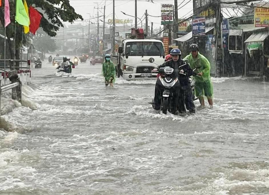 Motorbikes had to walk on Hung Vuong Street, Long Tho Commune, Nhon Trach District due to flooding. Photo: Provided by the people