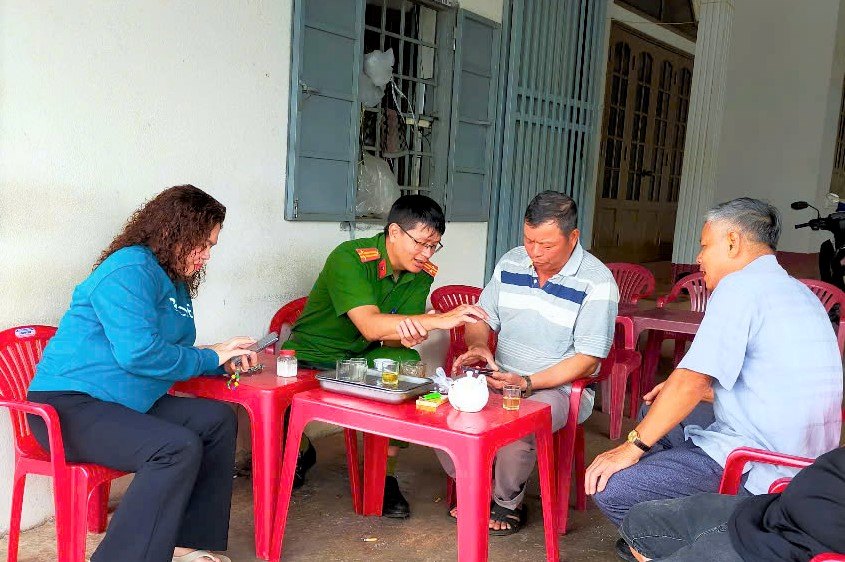 The working group supports people to contribute their opinions on the draft amendment to the Constitution via the VNeID application. Photo: Lam Hong