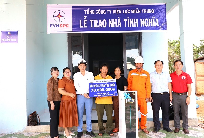 The handover ceremony of the house of gratitude to Phan Sy Quynh's household, in Quang Thanh commune, Gia Nghia city. Photo: Tam An
