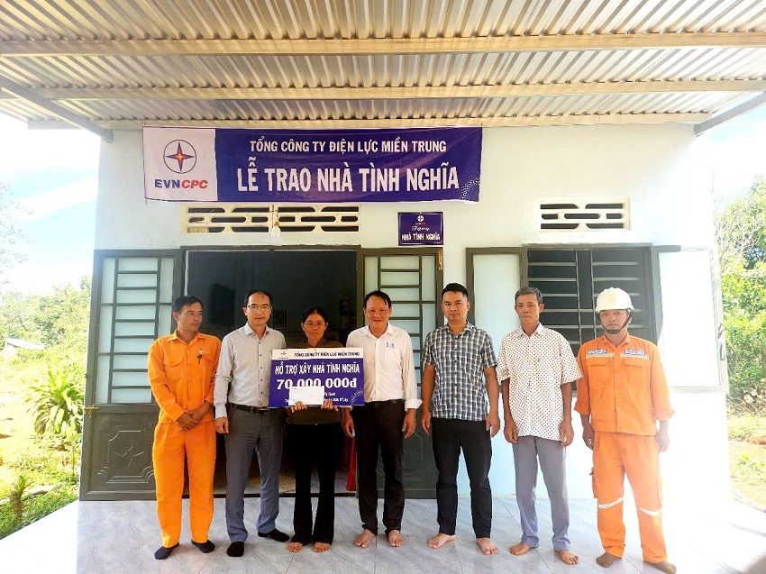Lễ bàn giao nhà tình nghĩa cho gia đình bà Trần Thị Oanh, ở thôn Tân Bình, xã Đắk Ru, huyện Đắk Rlấp. Ảnh: Tâm An
