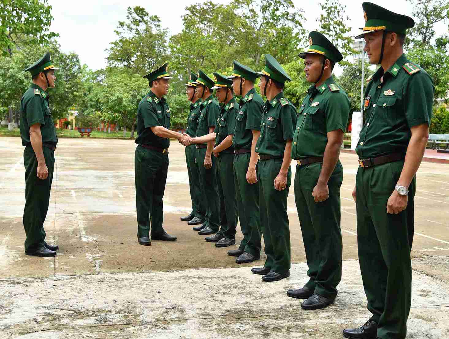 Đoàn công tác Bộ Tư lệnh Bộ đội Biên phòng đến thăm và làm việc tại Đồn Biên phòng Sê Rê Pốk. Ảnh: Nguyễn Lân
