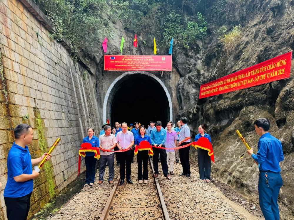 Inauguration of the Vung Ro 2 railway tunnel lighting project. Photo: Nguyen Phuong