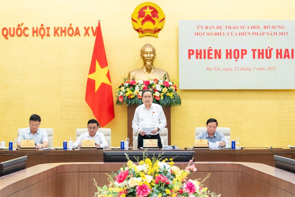 Miembro del Politburo, Presidente de la Asamblea Nacional, Tran Thanh, Man - Presidente del Borrador del Comite enmendo y complemento una serie de articulos de la Constitucion de 2013 que concluyen la reunion. Foto: VPQH
