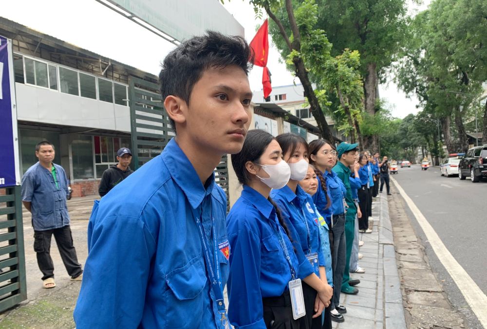 Người dân, sinh viên theo dõi Đoàn xe tang lễ nguyên Chủ tịch nước Trần Đức Lương trên những tuyến phố ở Hà Nội. Ảnh: Trần Vương