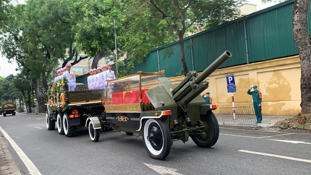 Đoàn xe tang lễ nguyên Chủ tịch nước Trần Đức Lương rời Nhà tang lễ. Ảnh: Trần Vương