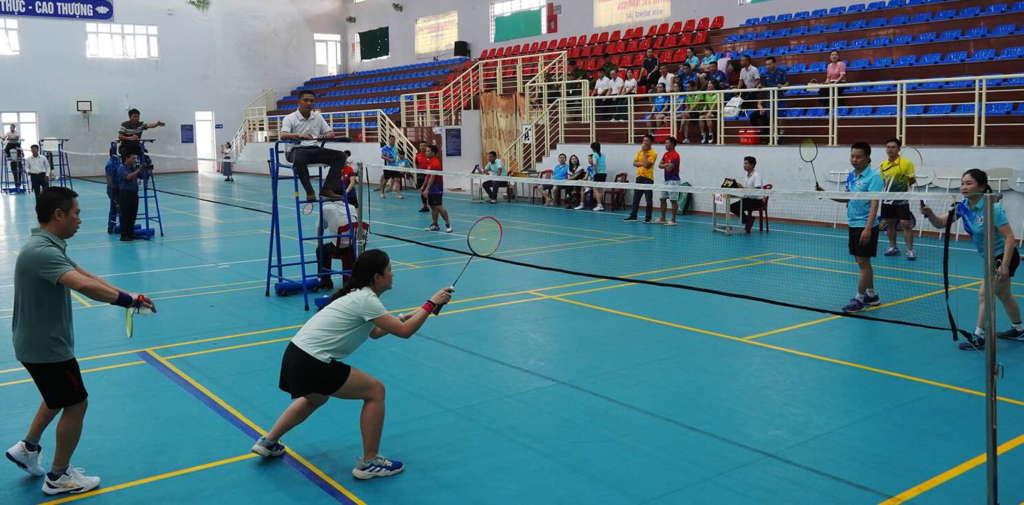 The couples compete in the tournament of the Quang Binh Government Trade Union Golden Ball. Photo: Cong Sang