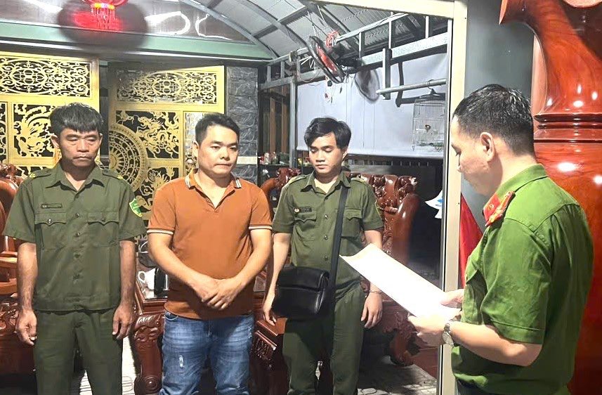 Cơ quan điều tra thi hành lệnh khám xét tại nhà Nguyễn Bá Thanh (người mặc áo thun). Ảnh: Công an tỉnh Đồng Nai