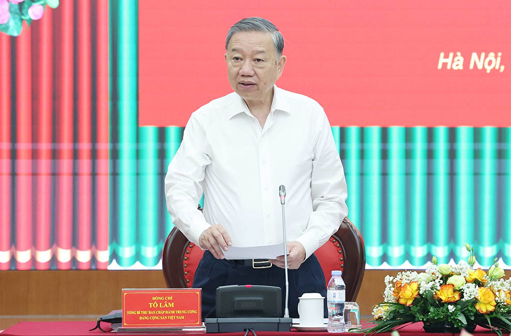 Secretario General de Lam enfatizo la tarea de centrarse en completar el acuerdo del sistema politico; organizo con exito el Congreso en todos los niveles. Foto: VNA