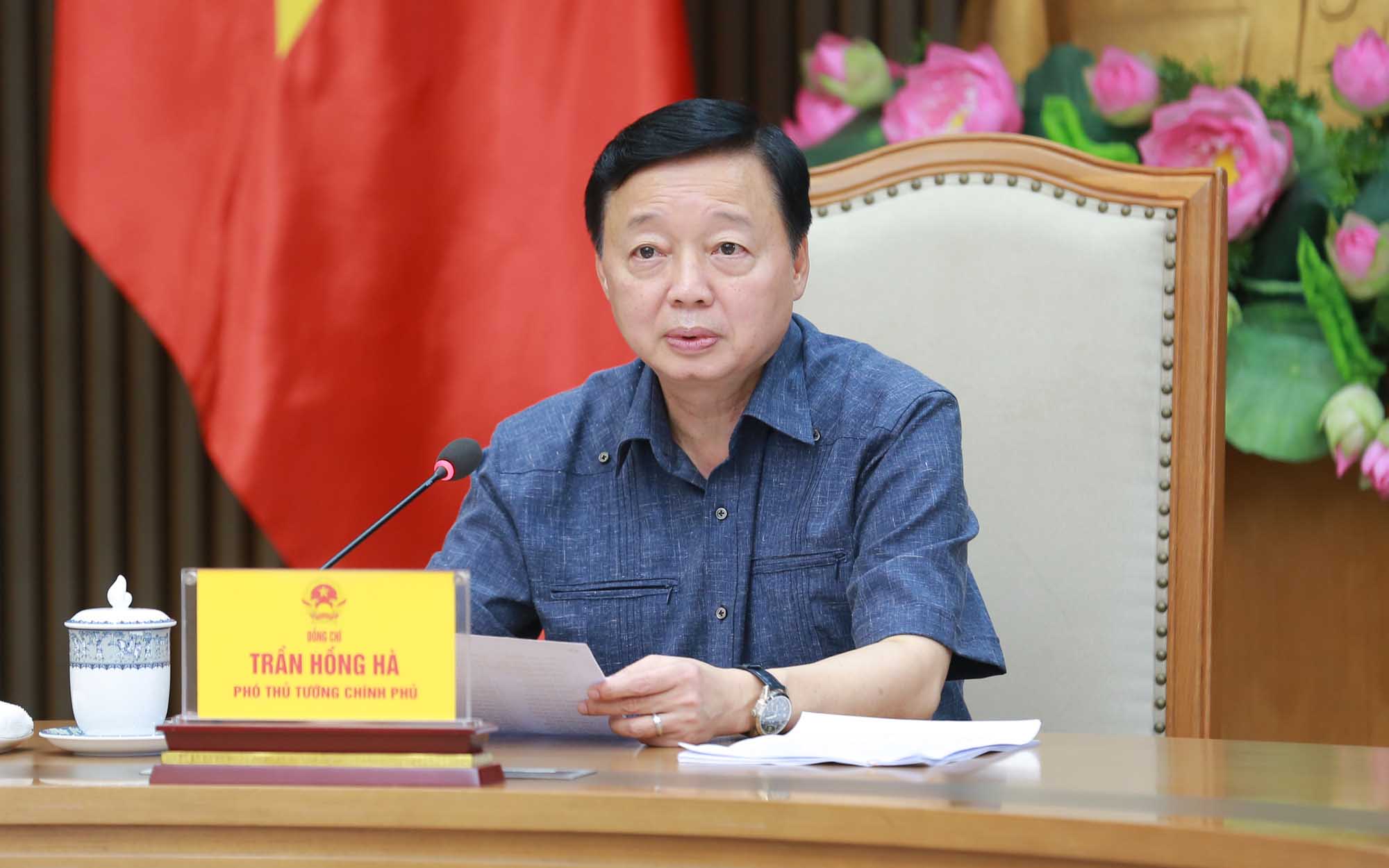 El viceprimer ministro Tran Hong Ha dijo que es necesario tener una guia general, criterios condicionales generales y generales para la rama y la descentralizacion. Foto: VGP/Minh Khoi.